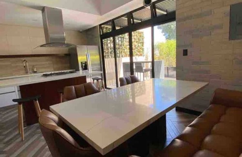 Zona 10 Apartamento | EÓN 9 - Estudio moderno, vista volcán, aire acondicionado