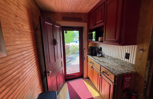 Jonesville Cabaña | E&A Cottage in heart of downtown Elkin