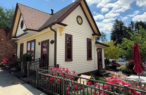 Jonesville Cabaña | E&A Cottage in heart of downtown Elkin