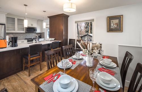 Southwest Calgary Casa | E@HOME Entire house 5BR2BA&Central by chinook mall