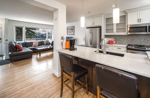 Southwest Calgary Casa | E@HOME Entire house 5BR2BA&Central by chinook mall