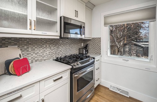 Southwest Calgary Casa | E@HOME Entire house 5BR2BA&Central by chinook mall
