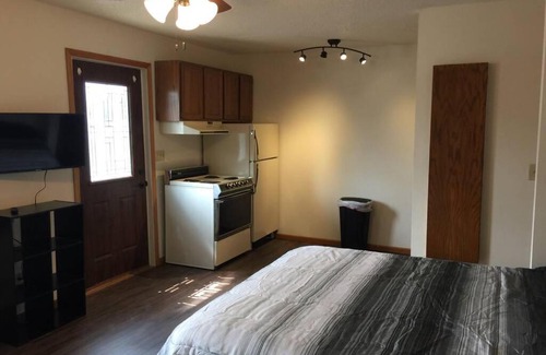 Tomah Apartamento | E Veteran St Short Term Rentals - Apt J
