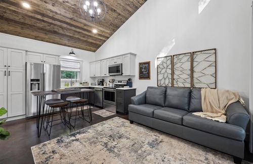 Wildwood Casa | (E) Whitewood | 1 Bed, 1 Bath