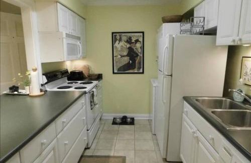 Demere Park Apartamento | E11 Peaceful bedroom two bath Ground Level New Shower and Floors Come make some family memories