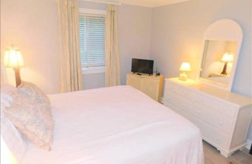 Demere Park Apartamento | E11 Peaceful bedroom two bath Ground Level New Shower and Floors Come make some family memories