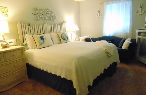Demere Park Apartamento | E12 Awesome renovation, comfy well stocked kitchen make some memories!