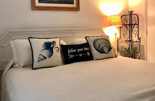 Demere Park Apartamento | E12 Awesome renovation, comfy well stocked kitchen make some memories!