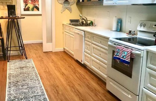 Demere Park Apartamento | E12 Awesome renovation, comfy well stocked kitchen make some memories!