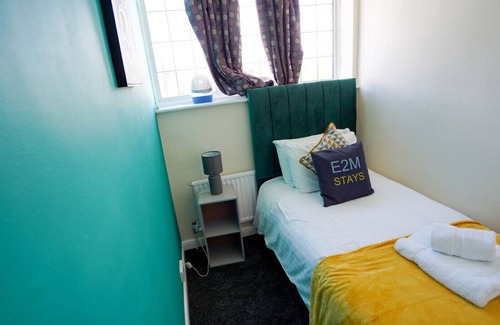 Ashford Casa | E2M Stays Heathrow Beautiful House Free Parking