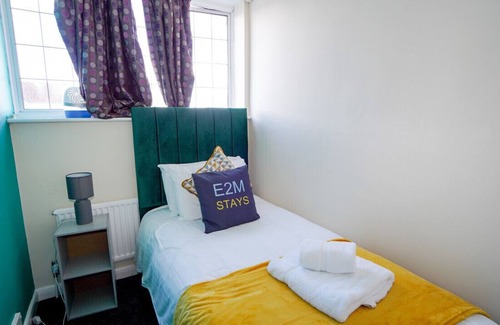 Ashford Casa | E2M Stays Heathrow Beautiful House Free Parking