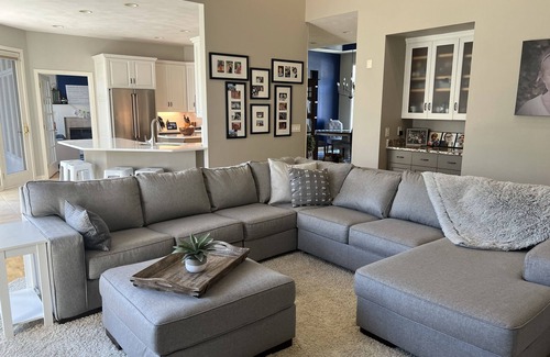 Neenah Casa | EAA Airventure location for a family or group - 6000 sq ft!