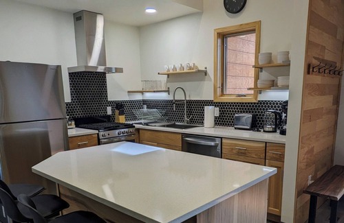 Wisconsin Dells Cabina | Eagle Cabin @ Orange Tractor Retreat: a new, modern cabin on 40 private acres