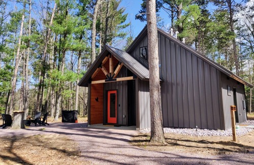 Wisconsin Dells Cabina | Eagle Cabin @ Orange Tractor Retreat: a new, modern cabin on 40 private acres