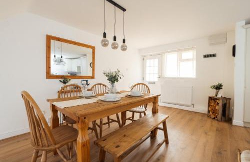 Wyck Rissington Casa | Eagle Cottage - Charming Cotswolds Getaway, Dog Friendly
