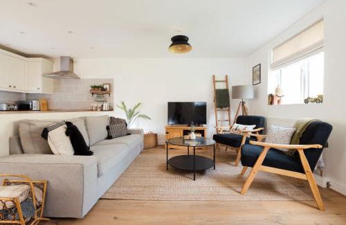 Wyck Rissington Casa | Eagle Cottage - Charming Cotswolds Getaway, Dog Friendly