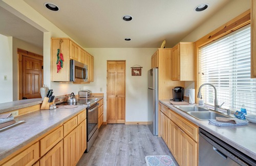 Redmond Cabina | Eagle Crest, Cozy 3-bedroom cabin with Hot Tub and Dog Friendly