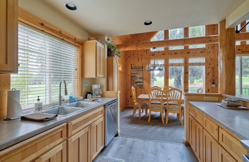 Redmond Cabina | Eagle Crest, Cozy 3-bedroom cabin with Hot Tub and Dog Friendly