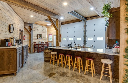 Huron Cabina | 'Eagle Crest Lodge' - Large Group Getaway!