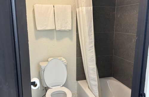 Gun Barrel City Hotel | Eagle Inn