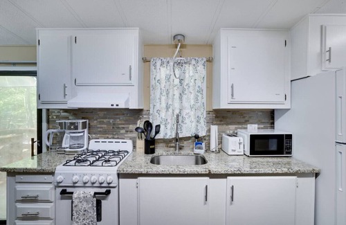 Gouldsboro Cabina | Eagle Lake Cozy 2BR Pocono Cabin Near Attractions