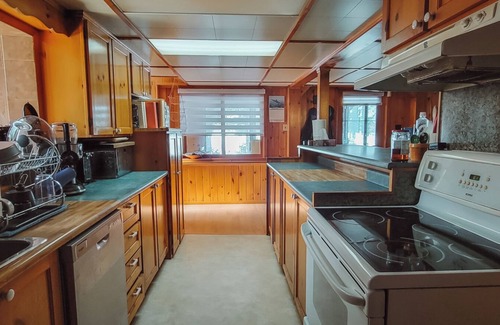 Machar Cabaña | Private Lakefront Oasis with Bunkie, Hot Tub, Playground and Deep Water Dock