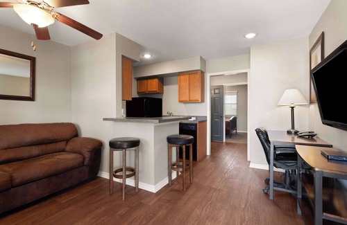 Cotulla Apartamento | Eagle's Den Suites Cotulla a Travelodge by Wyndham