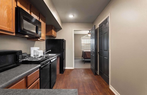 Cotulla Apartamento | Eagle's Den Suites Cotulla a Travelodge by Wyndham