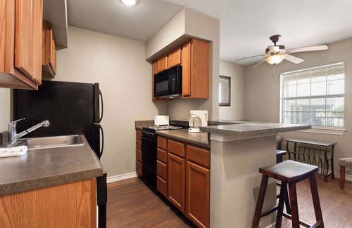 Cotulla Apartamento | Eagle's Den Suites Cotulla a Travelodge by Wyndham