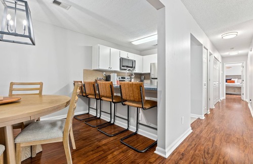 Cary Woods Condominio | Eagle's Escape ~ Cozy 2-Bedroom Condo in Welcoming Auburn