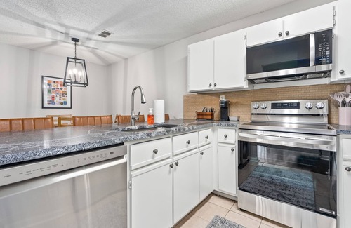 Cary Woods Condominio | Eagle's Escape ~ Cozy 2-Bedroom Condo in Welcoming Auburn
