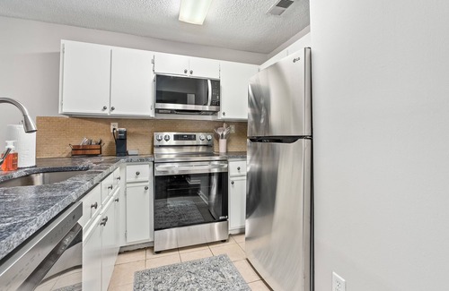 Cary Woods Condominio | Eagle's Escape ~ Cozy 2-Bedroom Condo in Welcoming Auburn