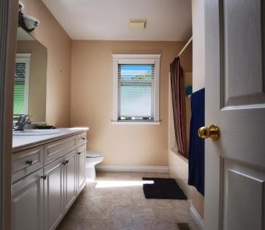 Cordova Bay Casa | Eagle's House, Room #2