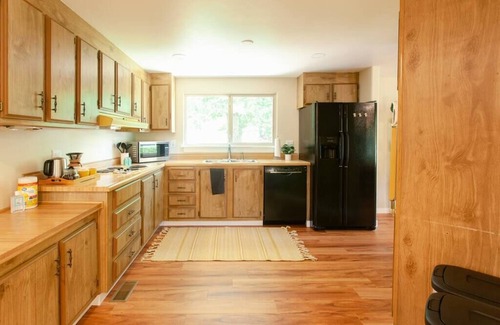 Jackson County Casa | Eagle's Nest Cottage. Spacious 2 BR river retreat on the Rogue River. Enjoy ping-pong, BBQ, board games, and fishing. Remote work enabled with high-speed WiFi. Unplug and unwind!