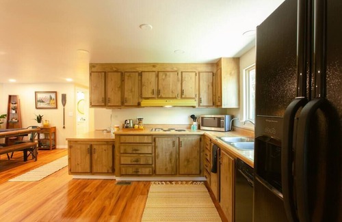 Jackson County Casa | Eagle's Nest Cottage. Spacious 2 BR river retreat on the Rogue River. Enjoy ping-pong, BBQ, board games, and fishing. Remote work enabled with high-speed WiFi. Unplug and unwind!