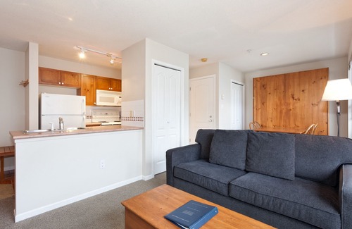 Village North Condominio | Eagle Studio-Village Location-Mountain Views