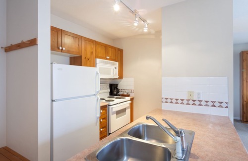 Village North Condominio | Eagle Studio-Village Location-Mountain Views