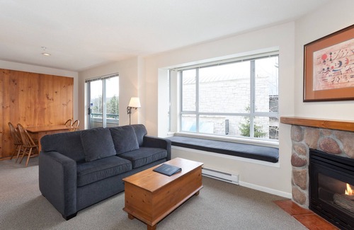 Village North Condominio | Eagle Studio-Village Location-Mountain Views