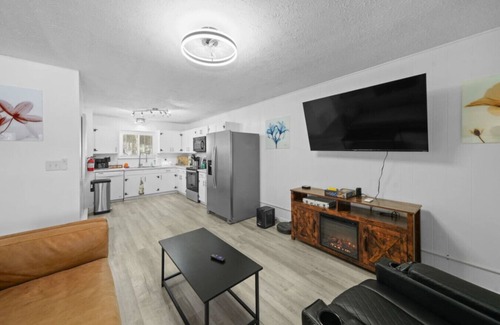 Streetsboro Cabina | Eagles Nest At Heron Hill Retreat Hot Tub on Lake!