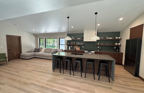 Jacksonport Cabina | Eagles Nest Cabin- Jacksonport. Short walk to the beach.