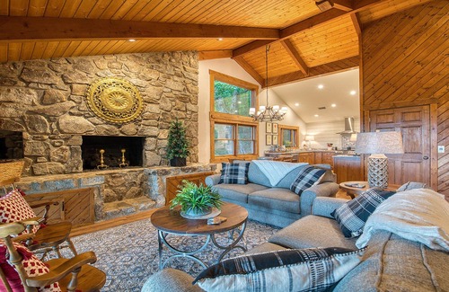 Waynesville Cabina | Eagles Nest Lodge- The Perfect Mountain Getaway