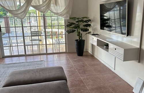 Albion Casa | "Eagles Nest Villa" ALL AC/TV/Fans, Luxury, Modern Home