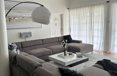 Albion Casa | "Eagles Nest Villa" ALL AC/TV/Fans, Luxury, Modern Home