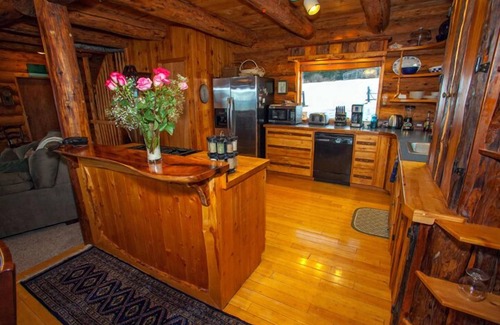 Fritz Creek Casa | Las águilas descansan en la granja Kilcher Family Homestead en Alaska, la última frontera de la bahía de Kachemak