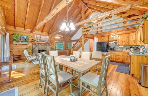 Craig Creek Cabina | Eagles Rest~ Grand, Luxurious & Peaceful— Near Hiking Trails & Virginia Tech!