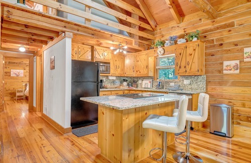 Craig Creek Cabina | Eagles Rest~ Grand, Luxurious & Peaceful— Near Hiking Trails & Virginia Tech!