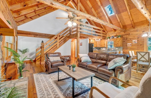 Craig Creek Cabina | Eagles Rest~ Grand, Luxurious & Peaceful— Near Hiking Trails & Virginia Tech!