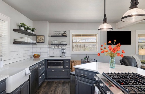 Eagle Rock Cabina | Eagles Roost. Wifi & Dog Friendly. Covered porch & upper Deck w/ Sunset Views