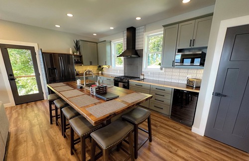 Cathlamet Casa | Eagles View Waterfront Luxurious Retreat. Stunning Cathlamet Columbia River home