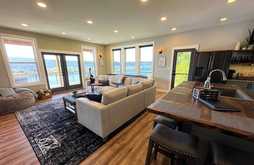 Cathlamet Casa | Eagles View Waterfront Luxurious Retreat. Stunning Cathlamet Columbia River home